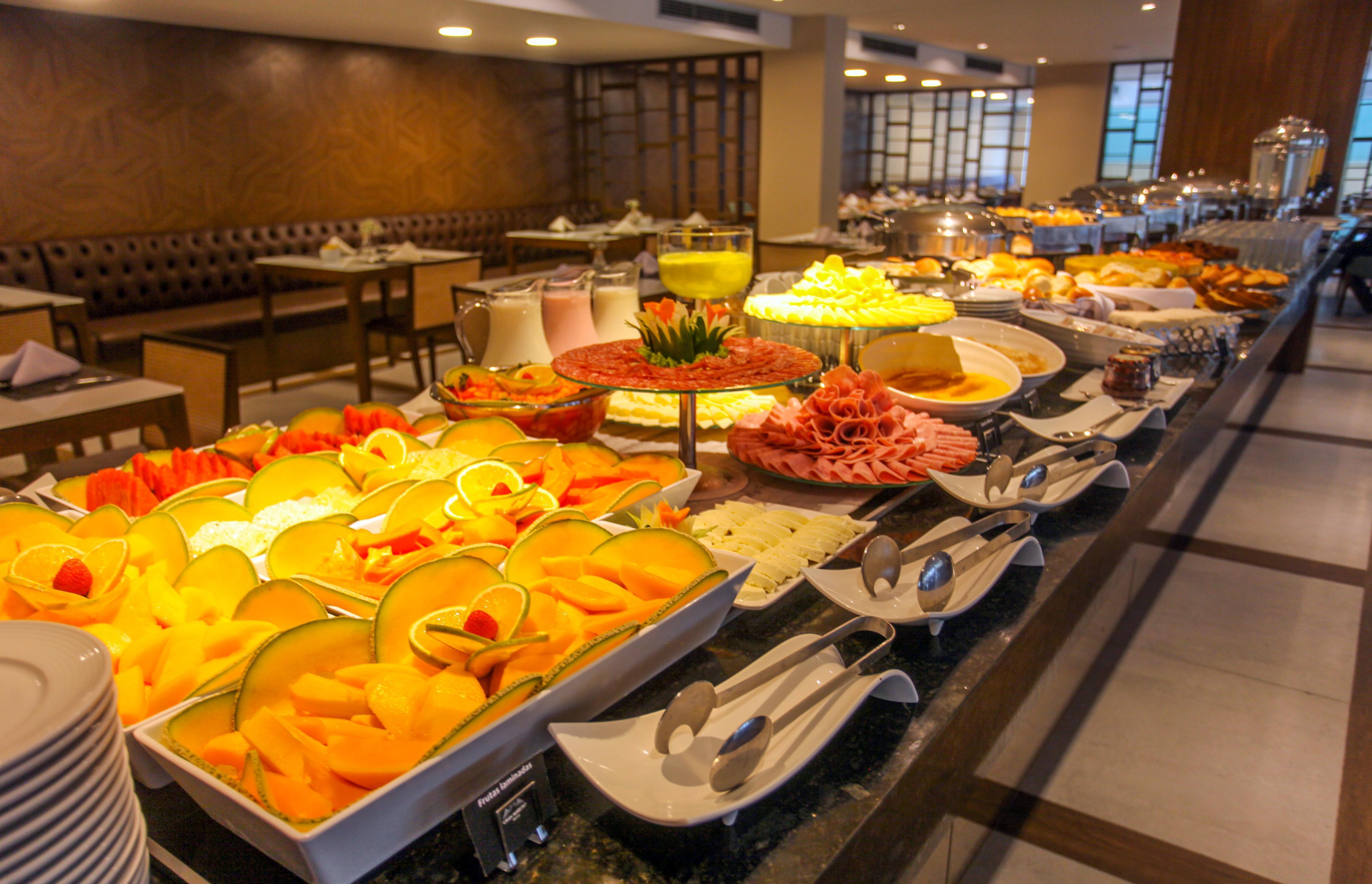 Gran Mareiro Hotel ฟอร์ตาเลซา ภายนอก รูปภาพ A buffet at a hotel