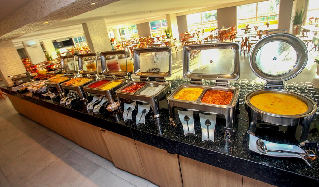 Gran Mareiro Hotel ฟอร์ตาเลซา ภายนอก รูปภาพ A buffet at a hotel